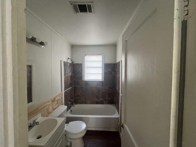 Building Photo - 186 Roosevelt Rd