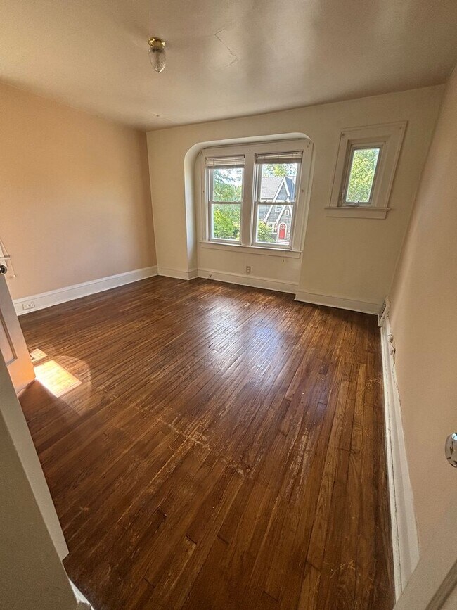 Building Photo - 4bd Single Cleveland Hts Cash Pay