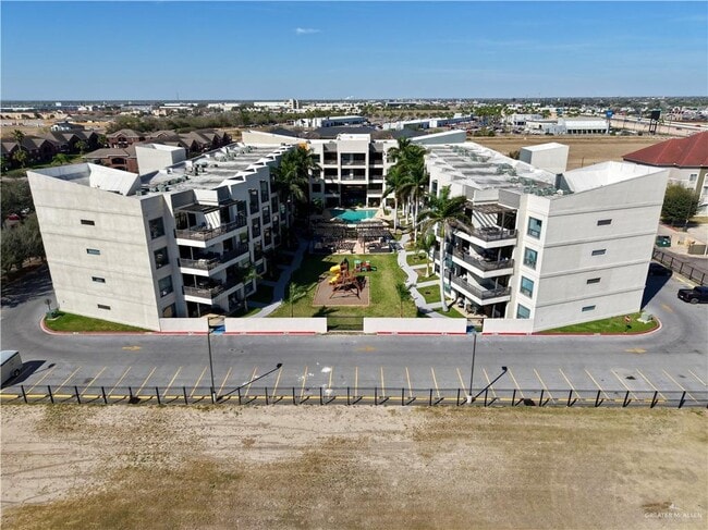 Building Photo - 38 Travis St