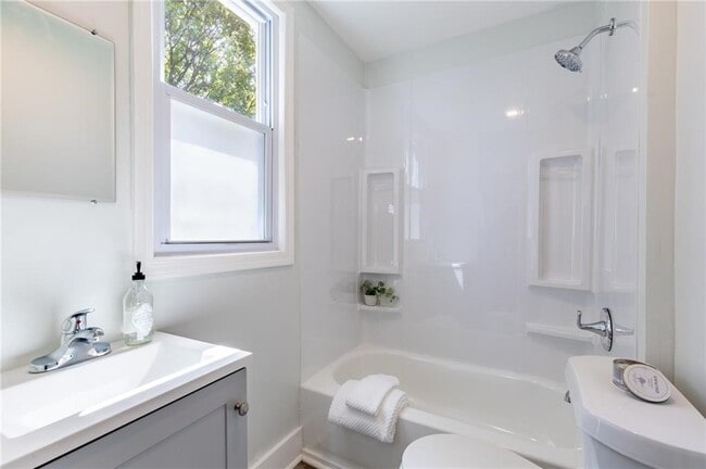 Building Photo - 567 Hayward Ave