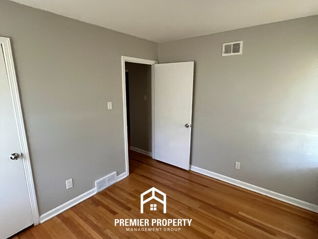 Building Photo - 3026 S Edgeware Rd