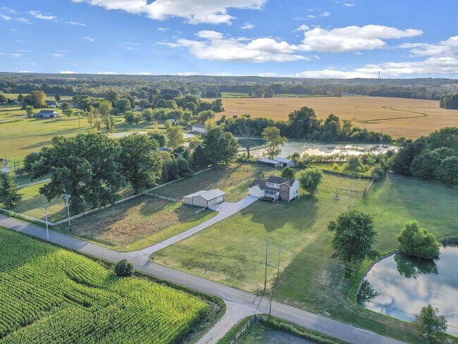 Building Photo - Your country retreat awaits!