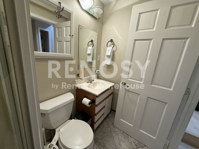 Building Photo - 6514 Phinney Ave N
