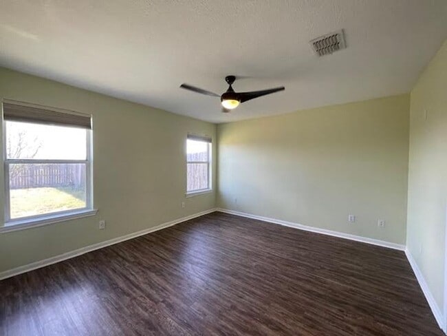 Building Photo - 806 Parkview Cir