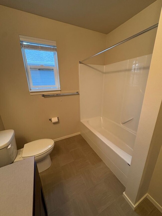 Building Photo - Beautiful 4-bedroom 2.5 bath home