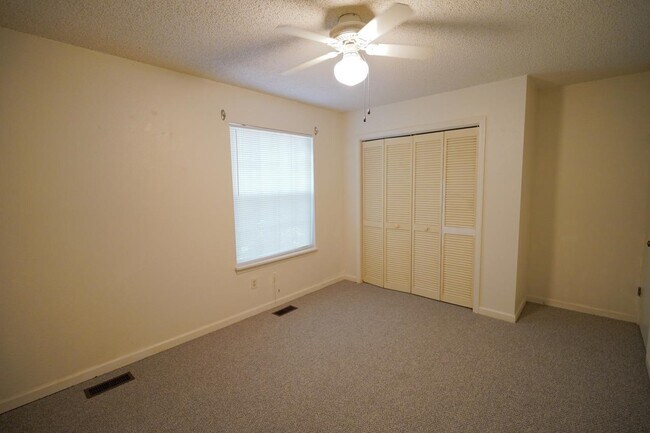 Building Photo - 2335 Parrot Ln