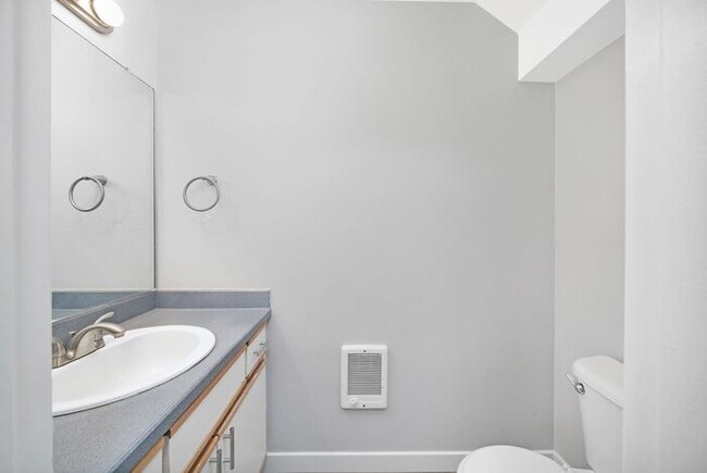 Building Photo - INCREDIBLE 2-bed/1.5bath Town House! $500 ...