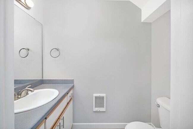 Building Photo - INCREDIBLE 2-bed/1.5bath Town House! Get i...