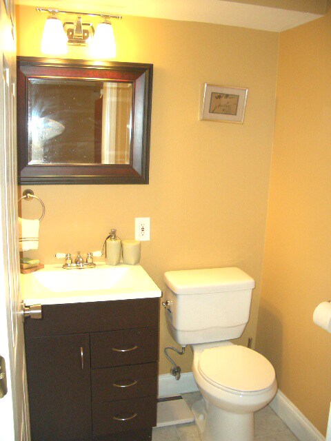 full bath - 4018 Benell Ct SE