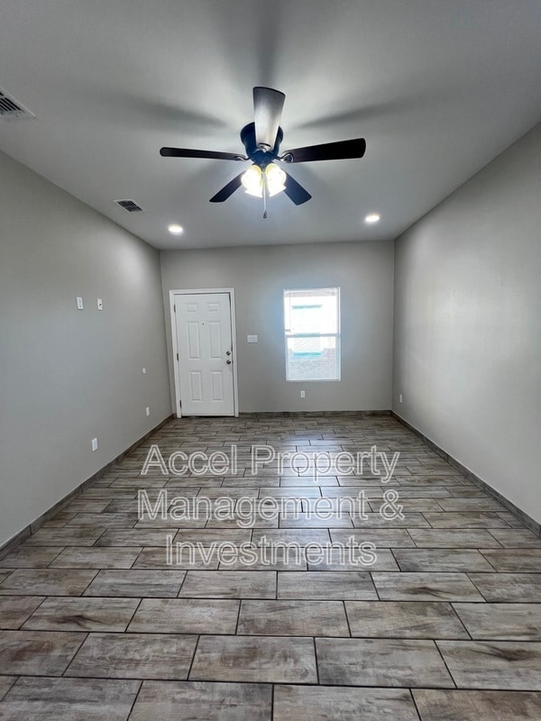 Building Photo - 1327 W Garfield Ave