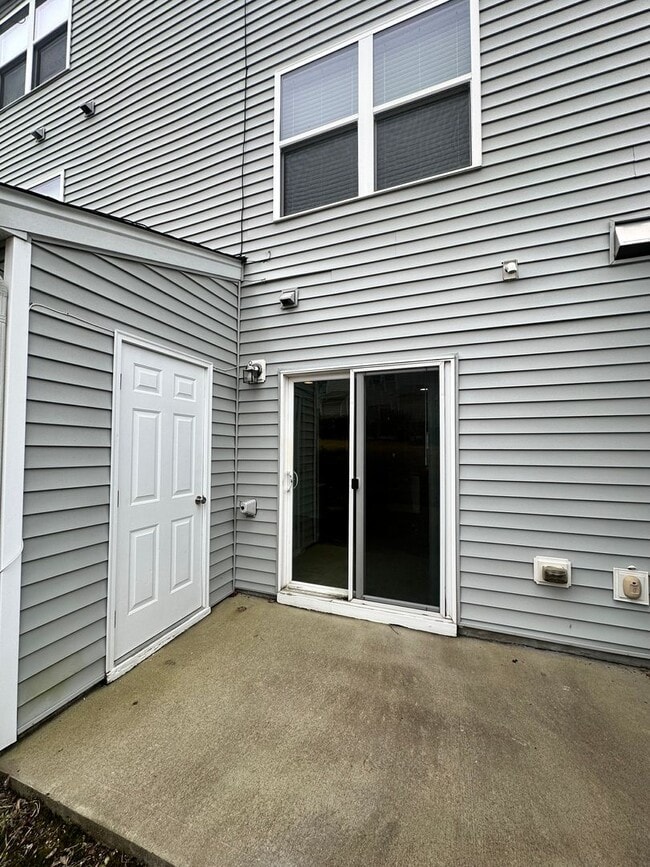 Building Photo - Spacious 3 Bed, 3.5 Bath Townhome in Desirable & Convenient Highland Creek Community!