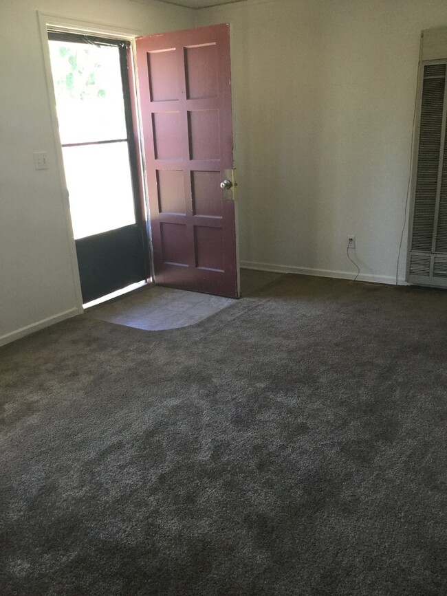 Building Photo - Quaint One Bedroom Duplex ~Close to Campus!