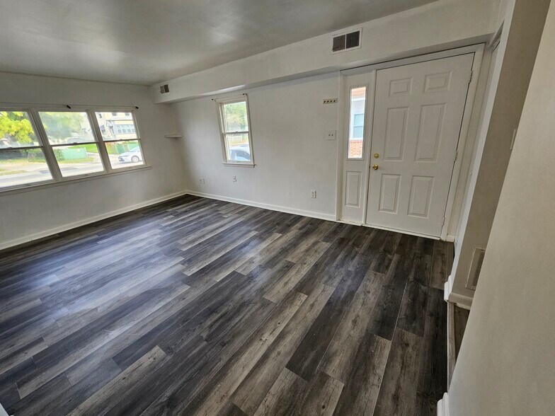 Building Photo - 806 W Oak Ln