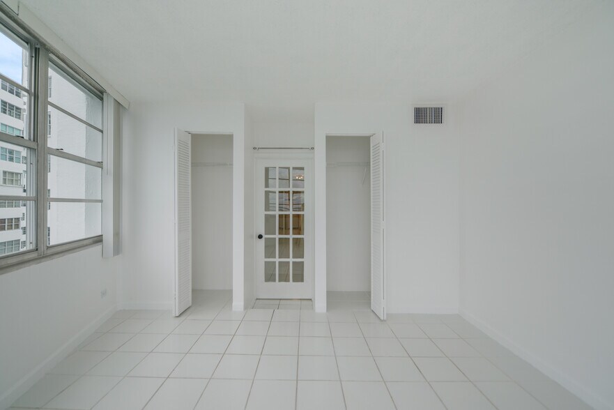 Building Photo - 801 Brickell Bay Dr