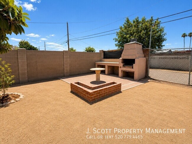 Building Photo - 2801 W Glenrosa Ave