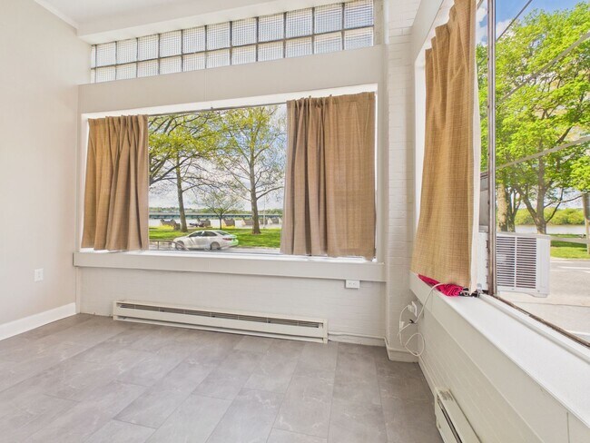 Building Photo - 1017 N Front St