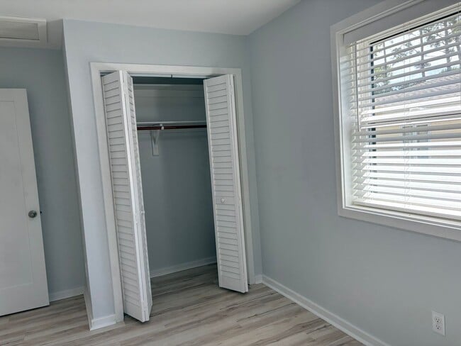 Building Photo - Available now for 12 month lease! 2150 per...