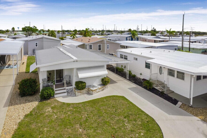 Building Photo - 718 S Green Cir