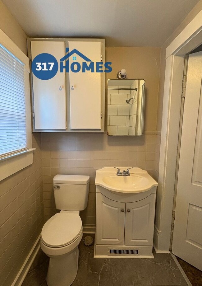 Building Photo - Lovely 2 Bedroom Duplex
