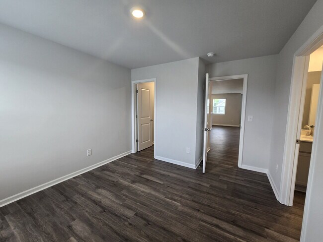 Building Photo - 517 Sandy Holw Dr