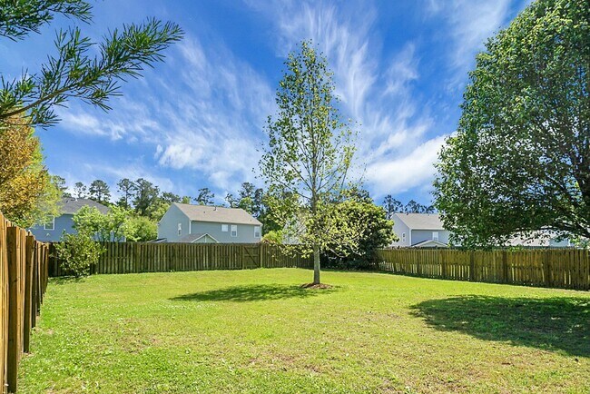 Building Photo - Comfortable Living, 4 BR 2.5 BA Home, Two Car Garage