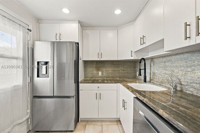Building Photo - 3475 N Country Club Dr
