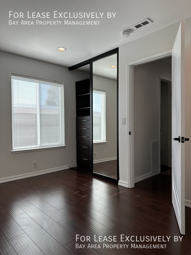 Building Photo - 409 Oak Ave