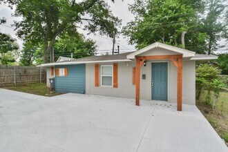 Building Photo - 1/1 Retreat! Very Spacious Open Floor Plan!