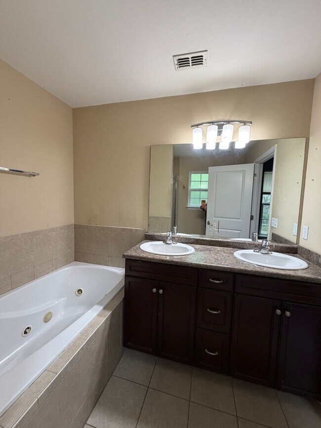 Building Photo - 3/2 home located just off N. Meridian and Available NOW.