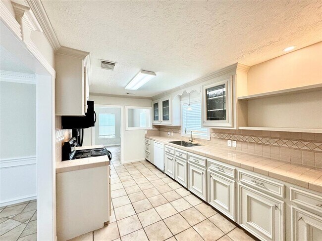 Building Photo - 811 Adele St