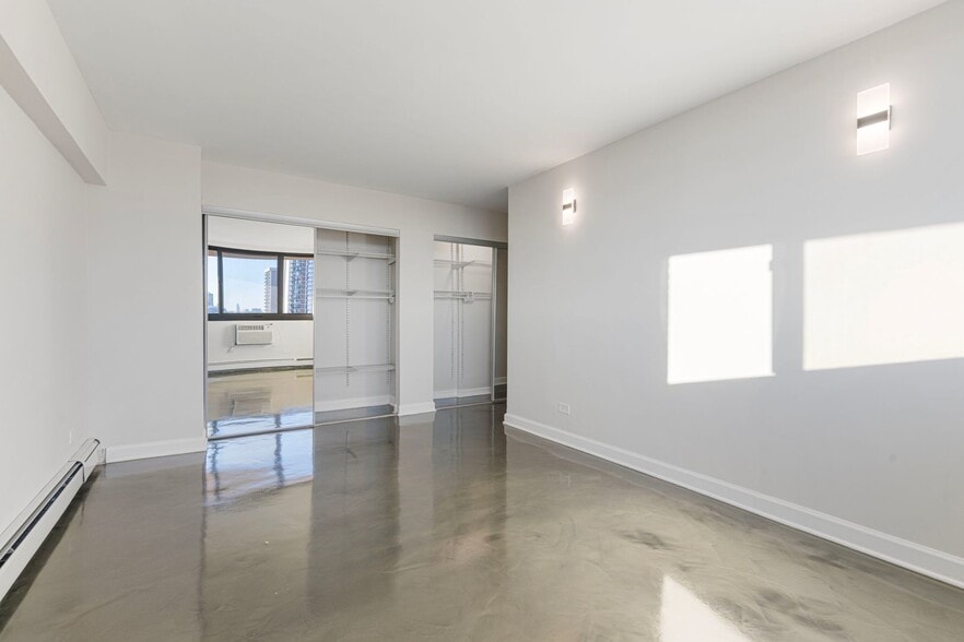 Building Photo - 6166 N Sheridan Rd