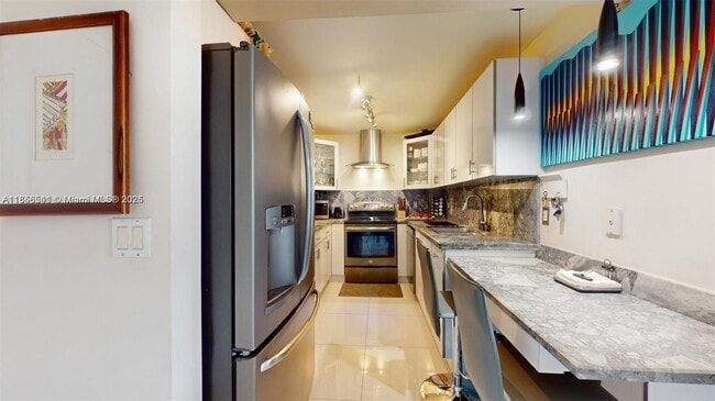 Building Photo - 3625 N Country Club Dr