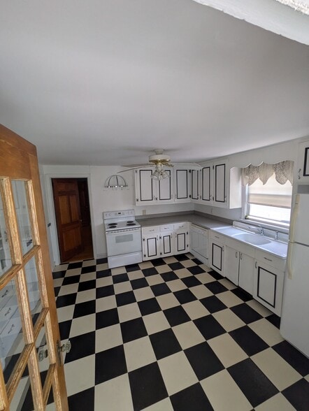 Kitchen - 33 Englewood Ave