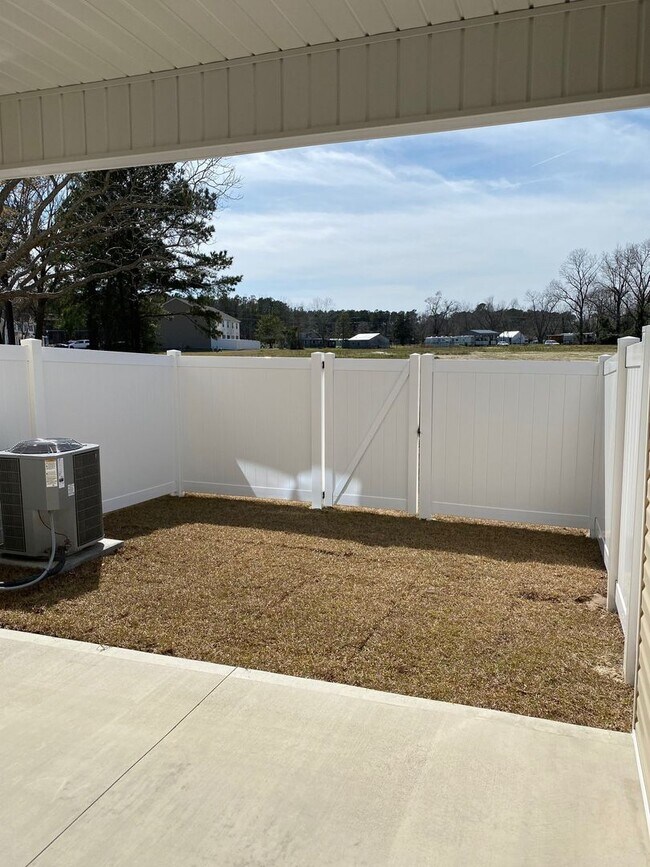 Building Photo - 2 bedroom, 2.5 bath end unit unfurnished townhouse in Sneads Ferry Justice Farm Townhome community