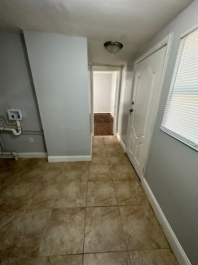 Building Photo - Fully Renovated 3/2 Available for Immediat...