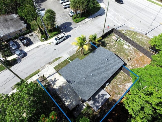 Building Photo - 10 SW 5th Ct
