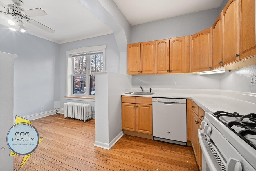 Building Photo - 827 W Wrightwood Ave