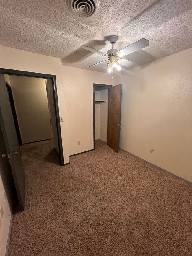 Building Photo - Large Canyon Home