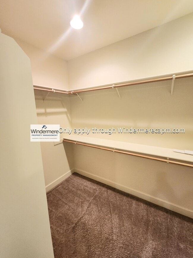 Building Photo - AWESOME 3 BED/2.5 BATH FLOOR PLAN AVAILABL...