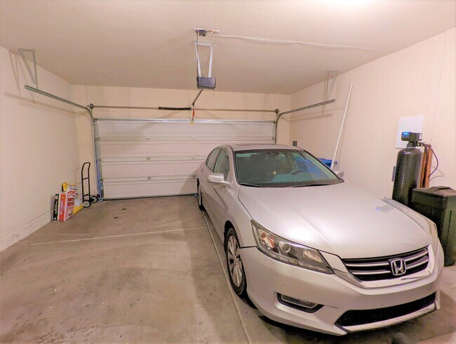 Building Photo - 2241 E Pinchot Ave