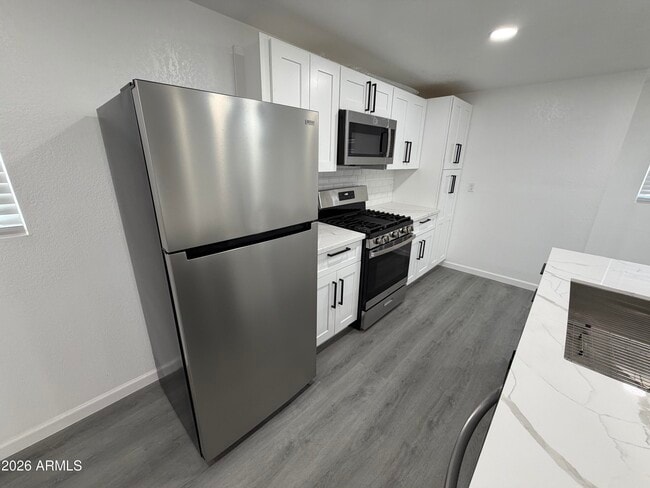 Building Photo - 615 E Oak St