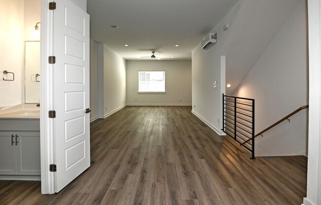 Building Photo - Beautiful 3 beds- 3.5 Condo in San Antonio Tx