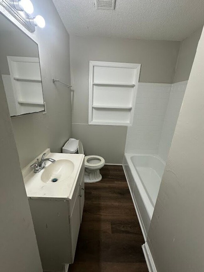 Building Photo - 3 bed 2 bath in Atlanta!
