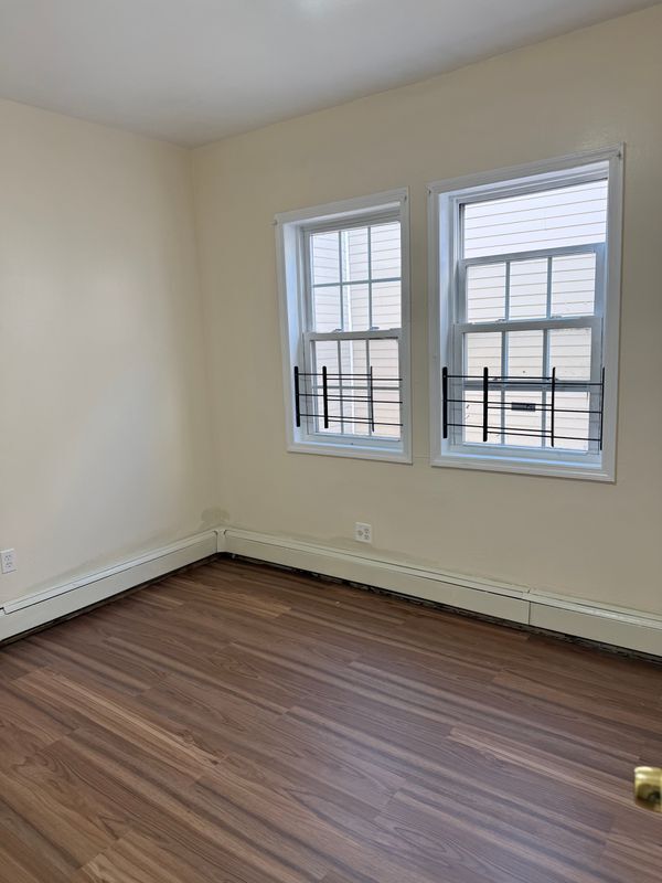 Building Photo - 680 E 223rd St