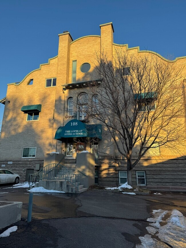Building Photo - 108 W Byers Pl