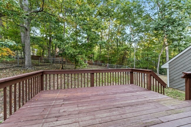 Building Photo - Newly Updated 2 Bedroom, 2 Bath Duplex nea...