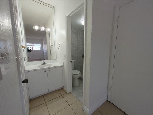 Building Photo - 1305 W 53rd St