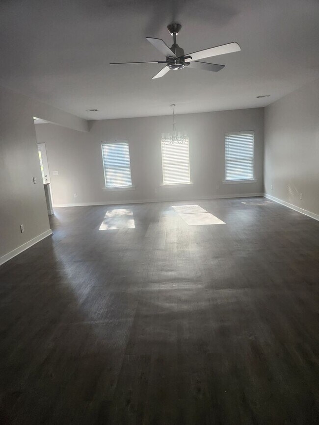 Building Photo - Nice 3 Bed 2 Bath House! Available Now!