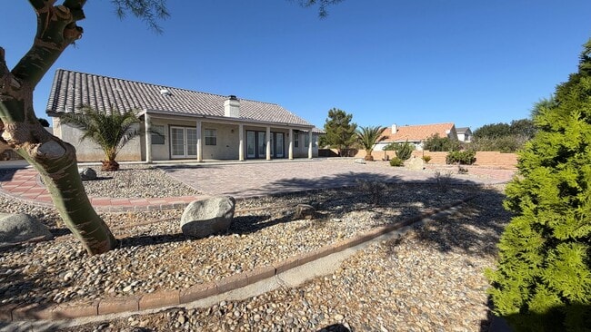 Building Photo - 136 W Cielo Ave