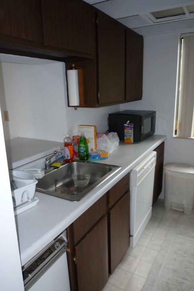 Building Photo - Remodeled condo available for July!